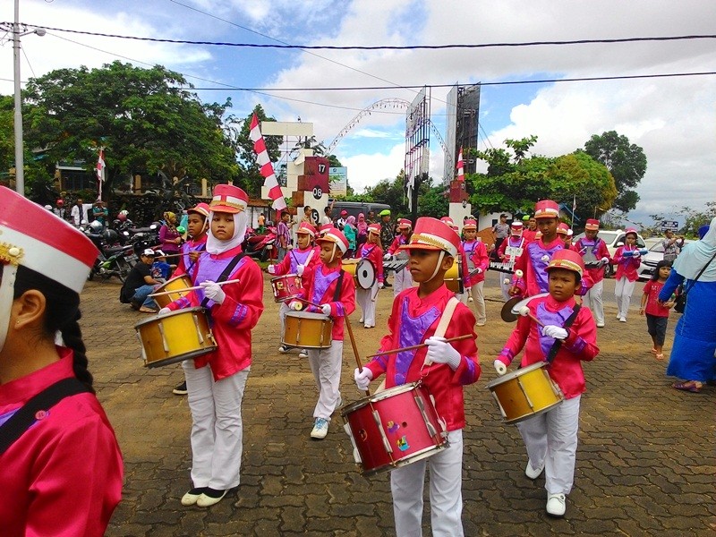 Pawai Drumband SD Negeri 005 Seri Kuala Lobam