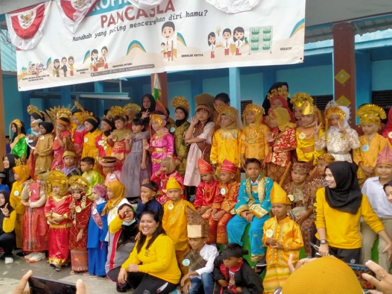 Lomba fashion show siswa/siswi SDN 005 Seri Kuala Lobam
