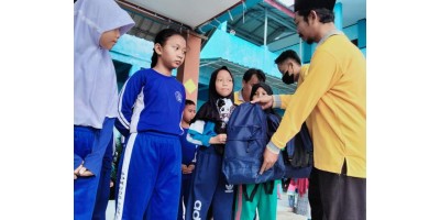 Penyerahan Seragam Sekolah dari Bantuan Dinas Pendidikan (17 Desember 2022)