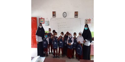 penyeraan bantuan pakaian seragam sekolah kelas 1 dari Pemda Tahun 2021-2022