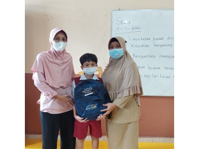 penyerahan bantuan pakaian seragam sekolah kelas 1 dari Pemda ke Wali Murid